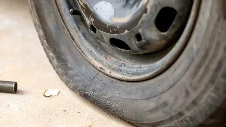 O femeie din Târgu Jiu a sărit gardul IPJ Gorj și a tăiat cauciucurile mașinilor de poliție din curte, apoi s-a făcut nevăzută