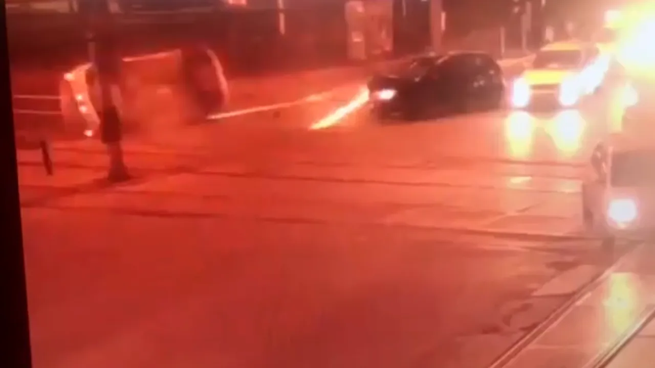 O mașină de poliție s-a răsturnat în Capitală. Doi polițiști aflați în misiune au fost răniți