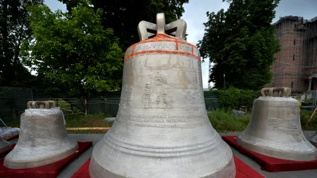 Clopotele cu chipul Patriarhului au ajuns la Catedrala Mântuirii Neamului. GALERIE FOTO