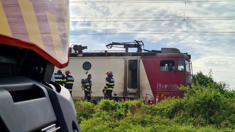 FOTO | Momente de panică, după ce locomotiva unui tren a luat foc. CFR anunță posibile întârzieri în circulația altor trenuri