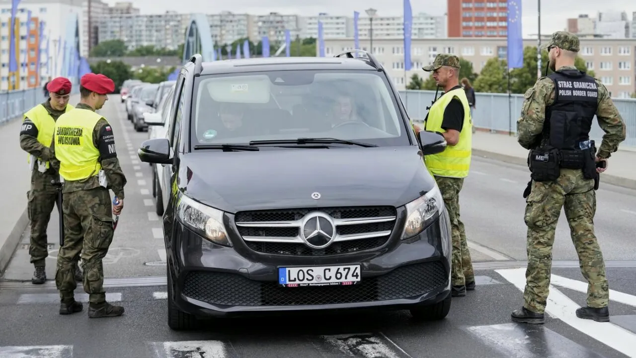 Polonia introduce controale la granițele cu Germania și Lituania. Donald Tusk: “Este necesar pentru a reduce fluxurile NECONTROLATE de imigranți”