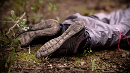 DESCOPERIRE șocantă pe un teren viran din Petroșani. Cadavrul unei femei, găsit în stare de putrefacție. Autopsia va dezvălui misterul morții