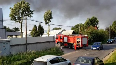Incendiu puternic la o FABRICĂ de mase plastice. Trei depozite de 3.000 mp au ars
