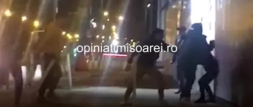 Scandal și bătaie chiar lângă sediul Poliției din Timișoara: Oamenii legii au ajuns prea târziu la locul incidentului - VIDEO 