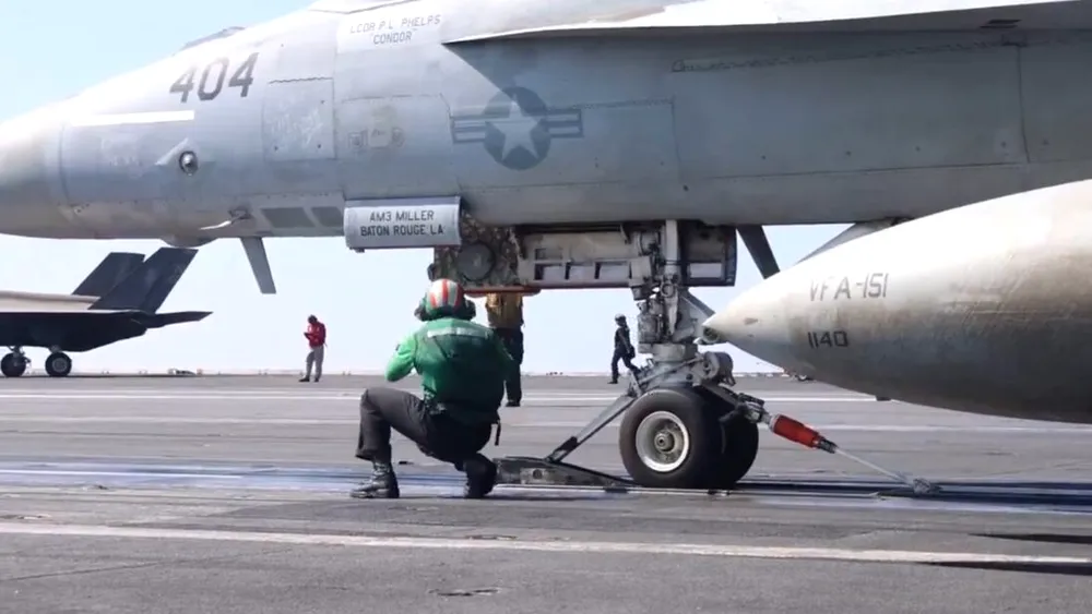 Imagini cu avioanele SUA care decolează de pe portavioanele trimise în Iran. E cea mai mare concentrare de forță militară americană în zonă, din 2003