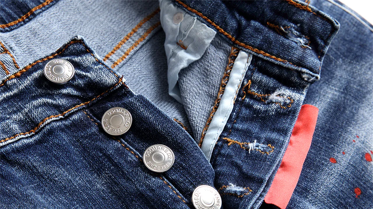 CE SE ÎNTÂMPLĂ dacă înmoi blugii în detergent diluat cu ulei, înainte să-i speli