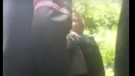 Un bărbat din Mehedinți dă de pământ cu un copil de doar 7 ani care s-ar fi certat cu fiul lui. Dosar penal pentru agresorul care a fugit de polițiști. VIDEO