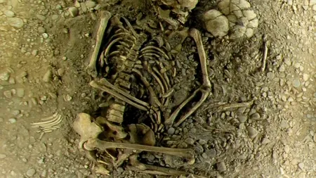 GALERIE FOTO: Imaginea care dovedește că femeile au acest obicei de 3.500 de ani