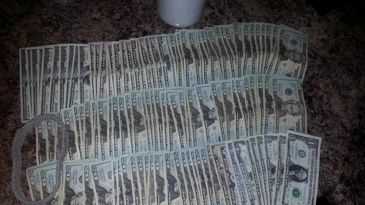 Statul se împrumută ieftin, dar numai pentru țigări și pomeni, nu pentru școli și autostrăzi