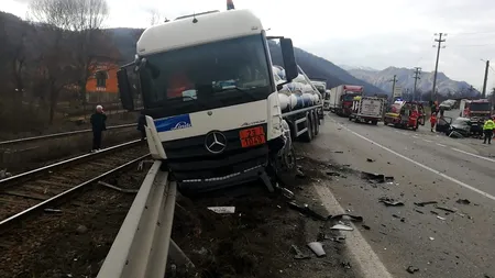 VIDEO | Pericol de explozie în județul Vâlcea după ce un autoturism a intrat într-o autocisternă cu hidrogen. Un tânăr de 21 de ani a murit