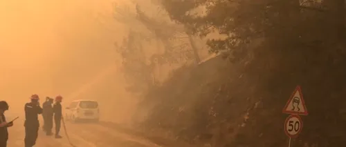Un puternic incendiu forestier a izbucnit în apropierea unui oraş turistic din sud-vestul Turciei. Flăcările sunt accentuate de vântul puternic