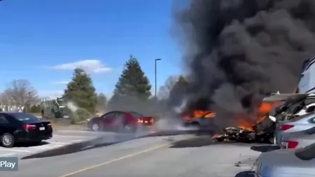 Un avion s-a PRĂBUȘIT în Pennsylvania. 12 mașini au fost distruse. Imagini dramatice cu aeronava în flăcări: 