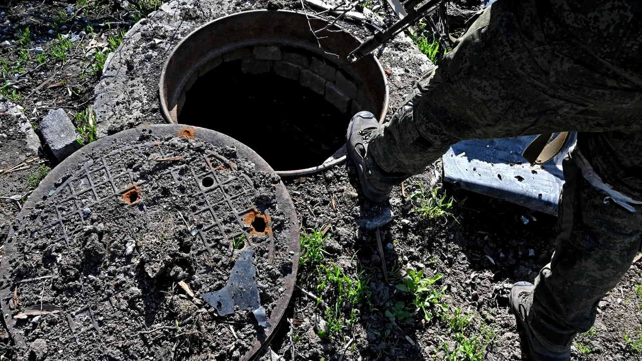 Mai mulți soldați ruși au intrat într-o canalizare murdară, pentru a-i surprinde pe ucraineni. La ieșire au avut parte de o „surpriză”