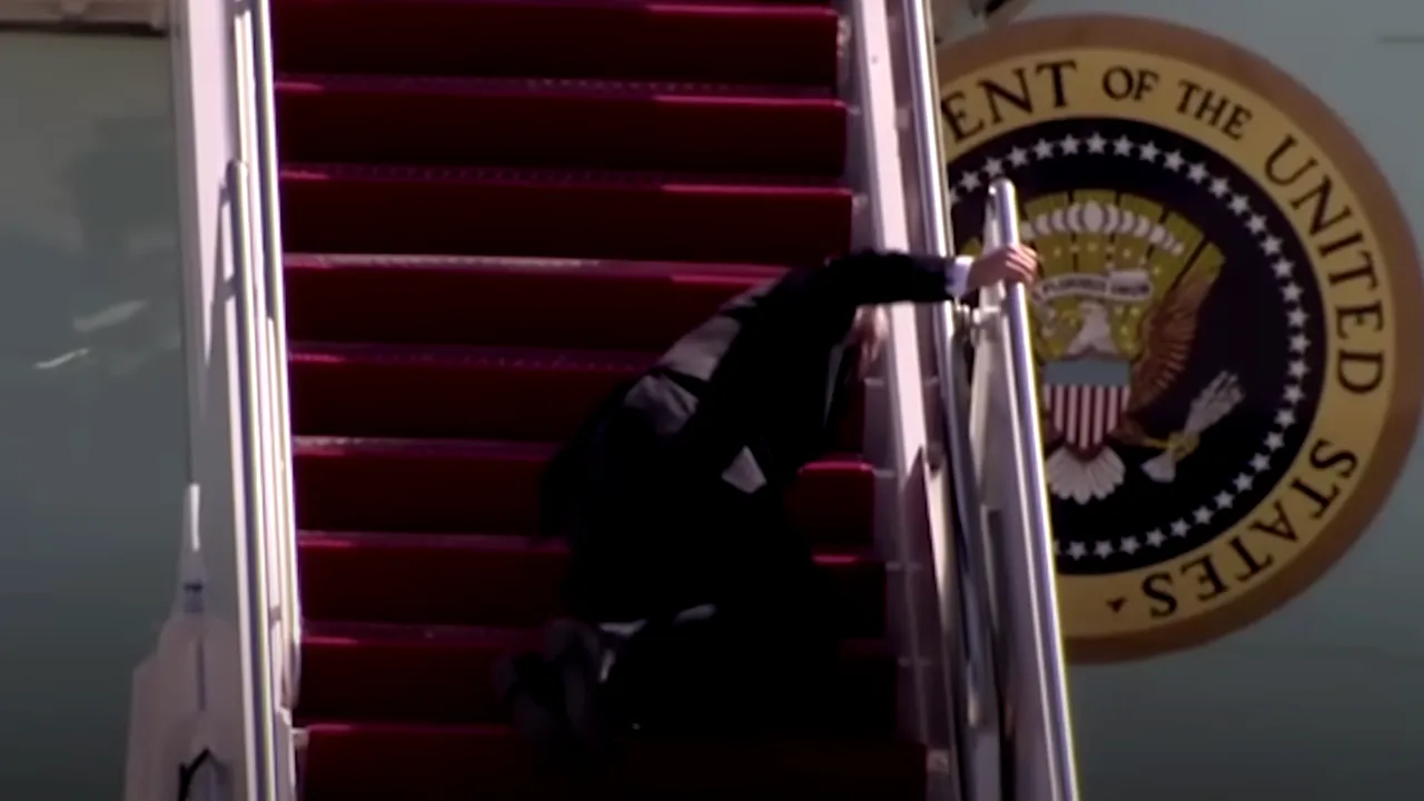 SUA: Președintele Joe Biden a căzut pe treptele aeronavei Air Force One 