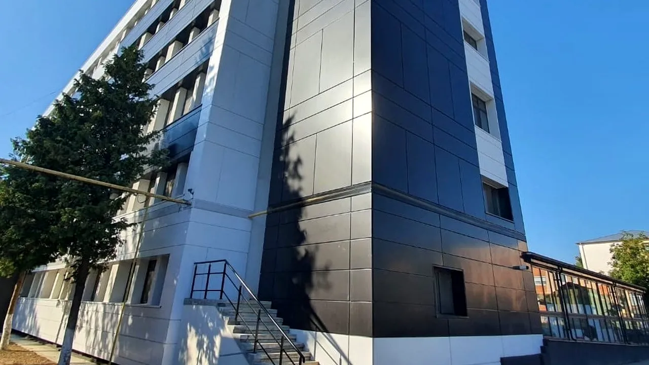 Situație revoltătoare la spitalul din Buhuși: 127 de pacienți, dintre care 16 la ATI, îngheață de 24 de ore în saloane. Manager:„Am comandat ciorbă caldă din alt județ”