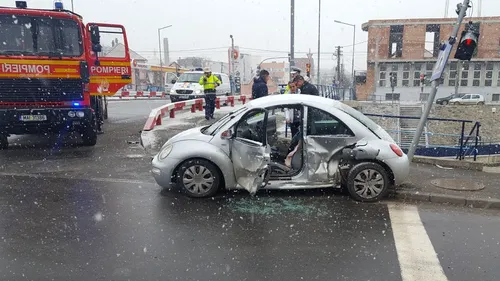 O șoferiță de 63 de ani din Sibiu, rănită, după ce a trecut pe roșu și a fost lovită în plin de mașina poliției. FOTO