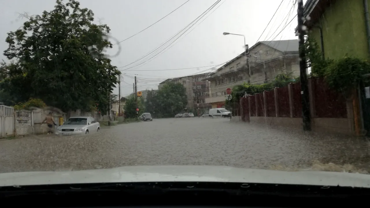 Cozi de sute de metri pe străzile din Iași și tramvaie blocate, din cauza apei de pe drumuri