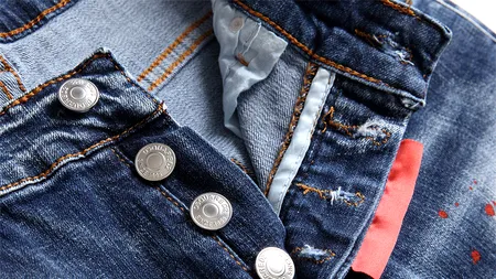 CE SE ÎNTÂMPLĂ dacă înmoi blugii în detergent diluat cu ulei, înainte să-i speli