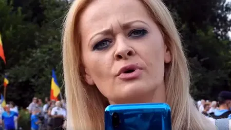 VIDEO: Codruța Cerva, scoasă cu forța din mașină, după ce a înjurat și amenințat mai mulți polițiști: „Uite că n-am chef! Ia mâna de pe mașina mea”