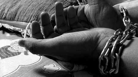 Minore din Prahova, exploatate sexual într-o casă din București. Fetele erau legate cu CĂTUȘE ca să nu fugă