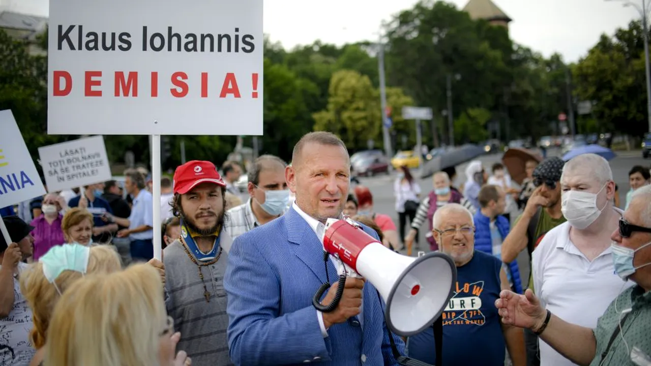PROTEST. Oamenii s-au adunat din nou în Piața Victoriei. Viorel Cataramă, prezent la manifestație: „Ne cerem drepturile! În fruntea țării se află oameni fricoși, lași și corupți!” - FOTO/VIDEO