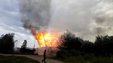 Incendiu violent la o fermă de animale din Prahova. Flăcări de 15 metri