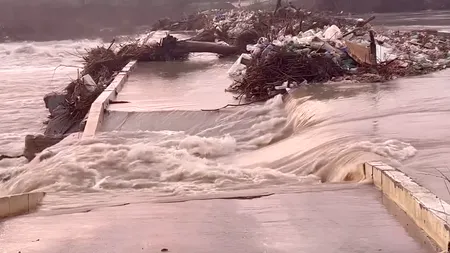 Podul peste Argeș, la doar 20 km de Capitală, s-a rupt din cauza deversărilor de la baraje