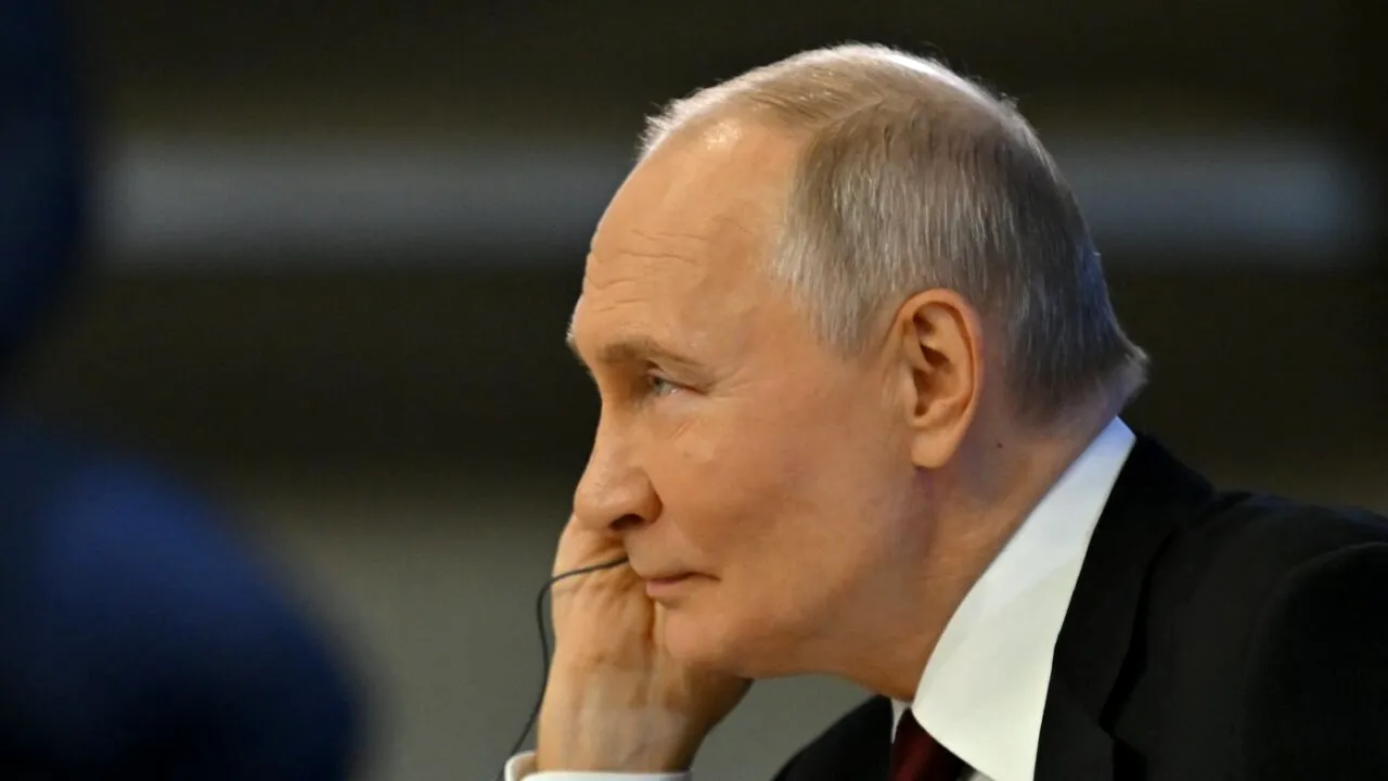 Povestea dramatică de viață a părinților lui Vladimir PUTIN. „Volodka a spart poarta și a lovit-o cu furca direct în față”