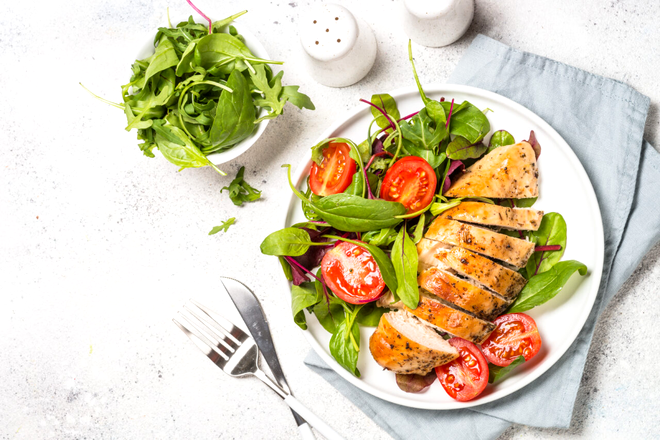 Masa de prânz, bogată în proteine și vitamine, trebuie luată la ora 13. Sursa Foto: Shutterstock 