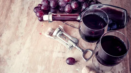 TRADIȚII și superstiții de respectat în prima zi a Anului Nou. De ce este bine ca bărbații să bea vin pe 1 ianuarie, când e sărbătorit Sfântul Vasile