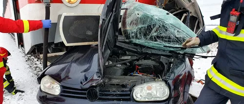 FOTO-VIDEO | O tânără de 22 ani a murit după ce mașina pe care o conducea a fost lovită de tren, în județul Arad