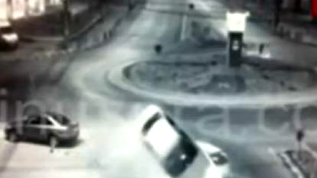 Constanța: Șofer băut și cu permisul auto suspendat, cercetat după ce a lovit o mașină de poliție