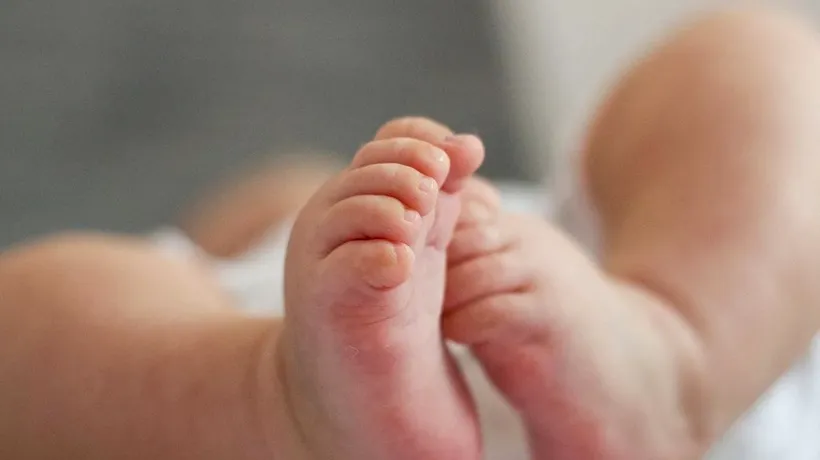MĂRTURIE. Strigătul de ajutor al unei mame, internată cu bebelușul său suspect de coronavirus, în spitalul din Suceava: „I-au ieșit bube pe tot corpul”