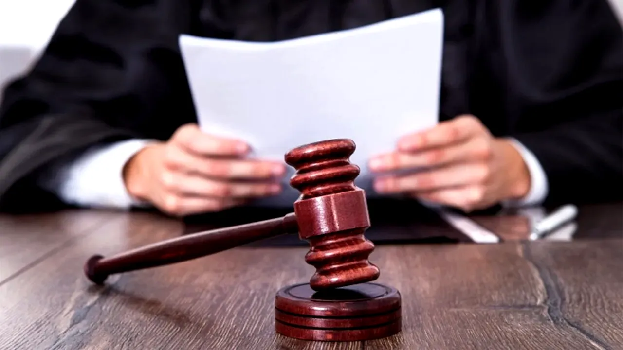Trei membri ai unei familii, trimiși în judecată după ce ar fi răpit o adolescentă de 17 ani pentru a o duce la „stabor”