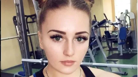 Fața ei de păpușă atrage toate privirile. Cum arată însă această tânără de la gât în jos