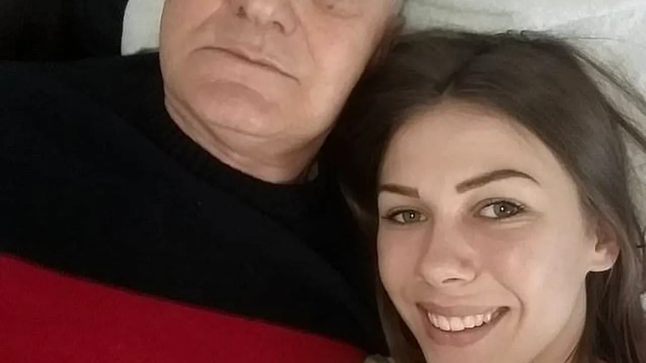 O tânără de 21 de ani și-a înșelat soțul de 74 de ani cu un bătrân de 60. Fotografia în care femeia sărută cu pasiune alt pensionar a apărut la o emisiune TV