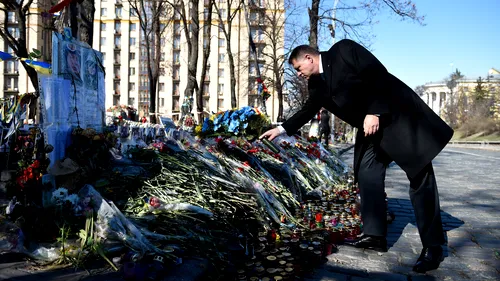 Prima oprire a lui Iohannis la Kiev: Maidanul. Președintele a salutat Garda de onoare în ucraineană