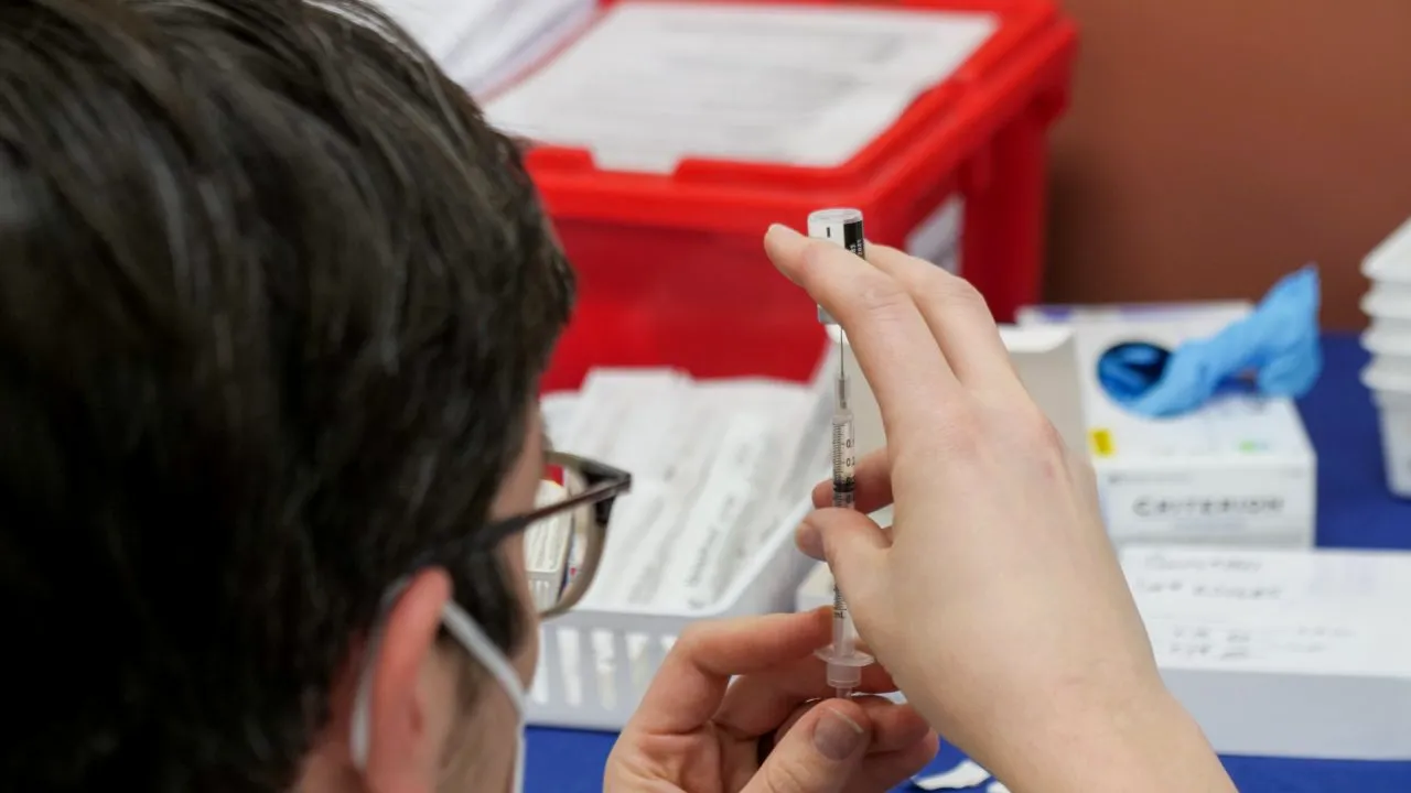 8 ȘTIRI DE LA ORA 8. Universitatea Oxford întrerupe studiul vaccinului COVID-19 la copii, în așteptarea mai multor informații despre cazurile de tromboză