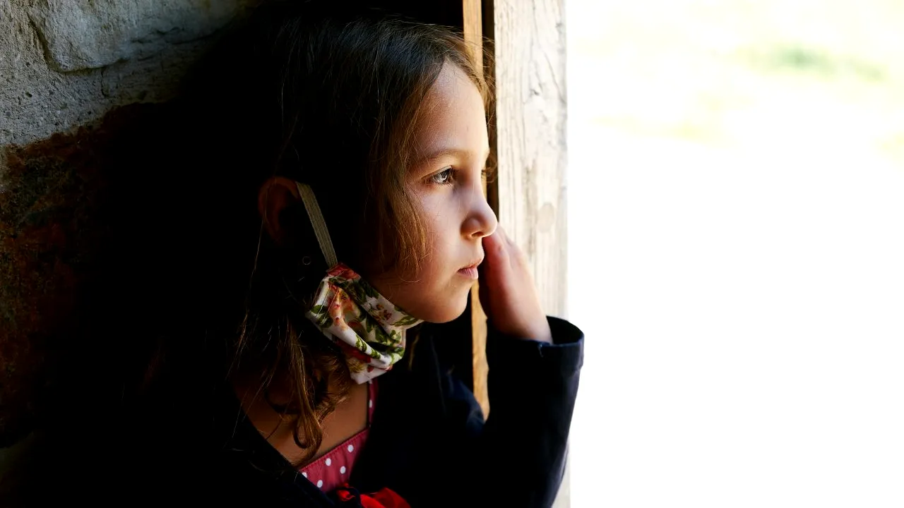 Anchetă Salvați Copiii: Mai puțin de jumătate dintre părinții care muncesc în străinătate se întorc acasă de Sărbători. Doar 41% ar reveni definitiv în țară