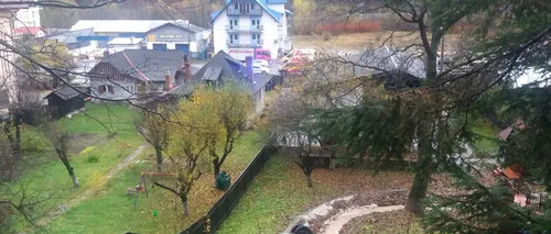 Momente de coșmar pentru o șoferiță de 65 de ani: Femeia s-a răsturnat cu mașina și a ajuns în curtea unui localnic din Sinaia. VIDEO