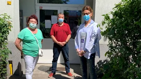 SPRIJIN. Un cunoscut medic din Capitală ajută oameni cu măști și mănuși pentru ieșirea din starea de urgență