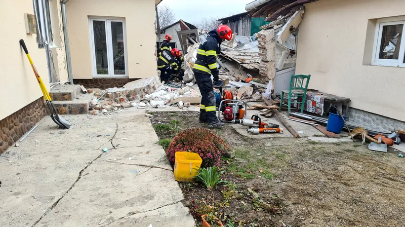 FOTO EXPLOZIE într-o locuință din Prahova. O persoană a rămas blocată sub dărâmături