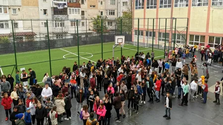 Peste 600 de elevi au fost evacuați dintr-o școală din Botoșani după ce o lampă a luat foc