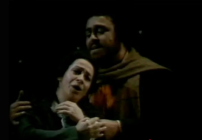 Ileana Cotrubaș, în rolul personajului Mimi, alături de Luciano Pavarotti pe scena Scala din Milano în 1979 (Foto: captură video YT)