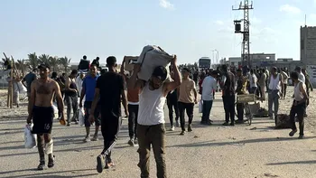 Peste 40 de persoane, RĂNITE la un centru de distribuție de AJUTOARE în Gaza. Mulțimea a rupt gardurile, trupele israeliene au tras