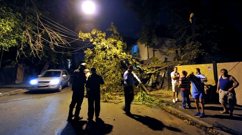 FURTUNĂ ÎN BUCUREȘTI. Un bărbat a fost rănit grav de un panou care a căzut din cauza vântului