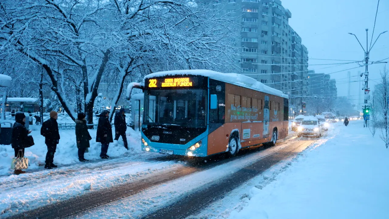 Capitala sub cod roșu de ninsoare. Mesaje Ro-Alert, drumuri închise, curse aeriene anulate, trafic feroviar dat peste cap, copaci căzuți