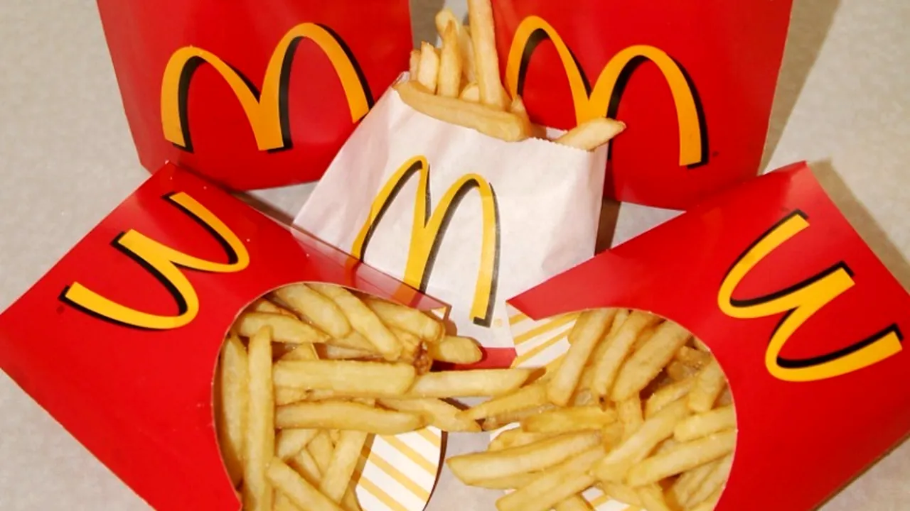 A slăbit aproape 30 de kilograme mâncând doar de la McDonald''s. Care a fost metoda sa