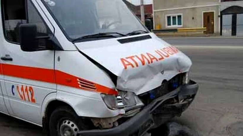 Carambol pe un drum județean în Argeș: ambulanța chemată să acorde primul ajutor, IMPLICATĂ ÎN ACCIDENT