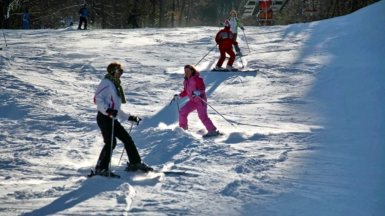 Mii de turiști își petrec ultima zi din an pe pârtiile din Poiana Brașov și Predeal